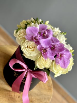 Amore Mio, aranjament cu trandafiri albi, frezii și orhidee mov, livrare flori Iași prin florărie online azalee.ro