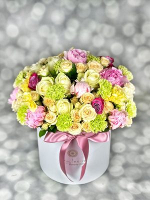 Chic Pastel – aranjament floral cu bujori roz și trandafiri, livrare flori Iași