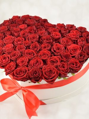 Aranjament floral ...Just Love cu 51 trandafiri roșii în cutie inimă – livrare flori Iași