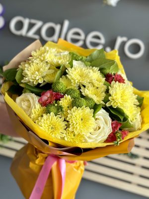 Buchet Belle cu crizanteme galbene, trandafiri și frezii – livrare flori Iași azalee.ro