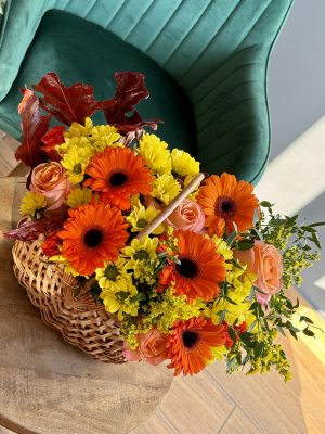 Coș cu gerbera portocalii, crizanteme galbene și trandafiri, livrare flori Iași azalee.ro