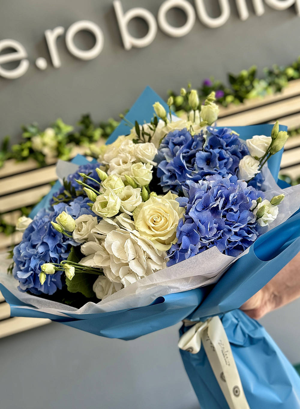 Buchet Blue Fiesta cu hortensii albastre și eustoma – livrare flori Iași azalee.ro