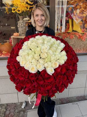Buchet Crown of Roses cu 151 trandafiri roșii și albi, livrare flori Iași