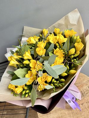 Buchet din Frezii Galbene si ambalaj din folie hartie