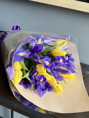 Buchet Iris cu iriși albaștri și lalele galbene – livrare flori Iași rapidă de la azalee.ro