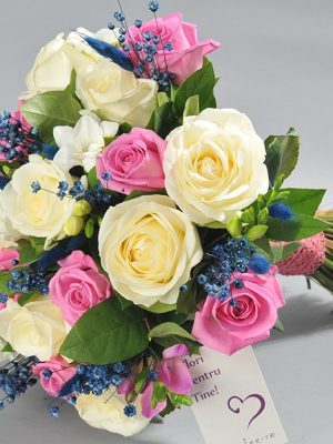 Buchet Pont des Arts cu trandafiri roz și frezii albe – livrare flori Iași azalee.ro
