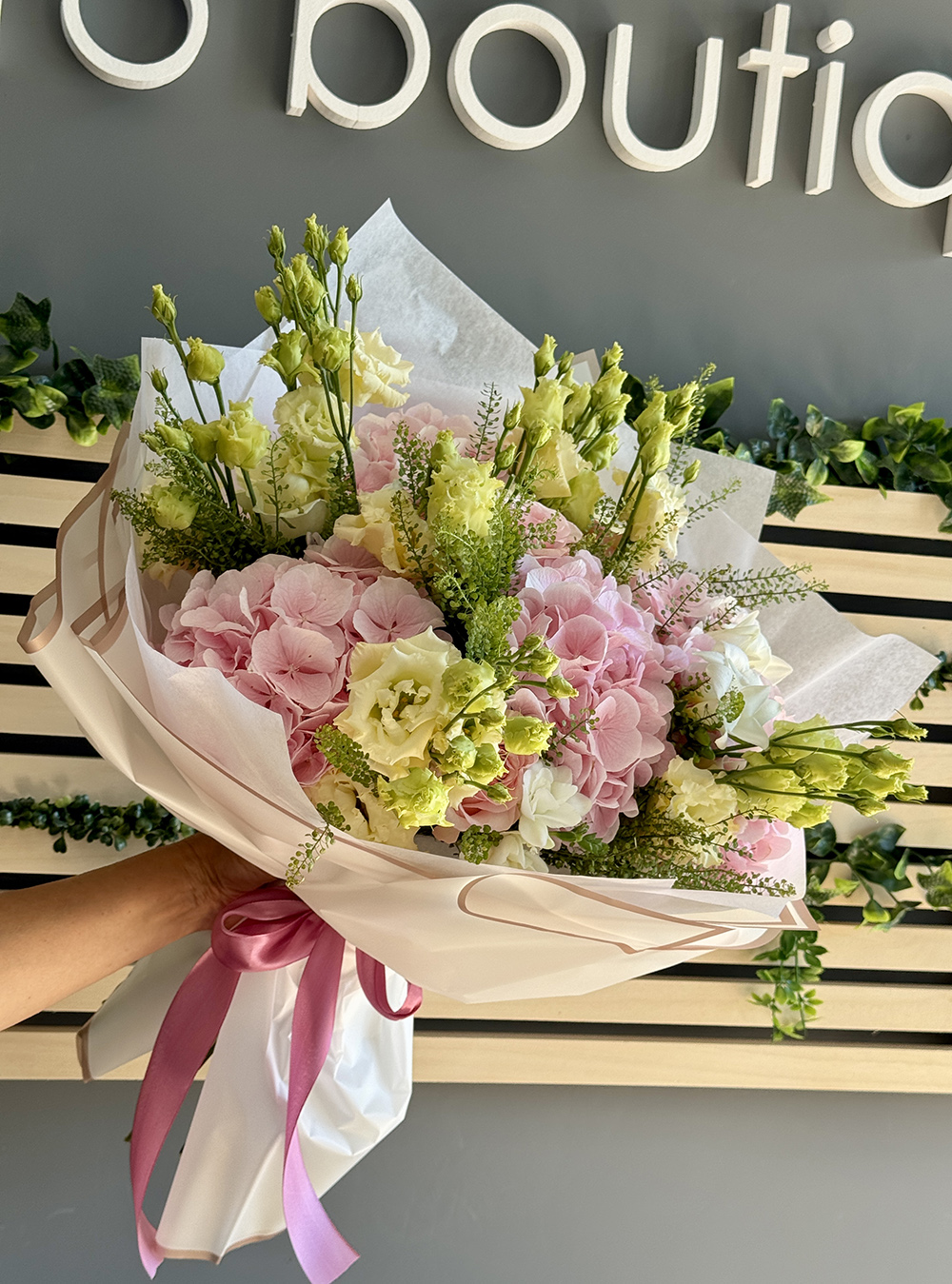 Buchet Be my… cu hortensii și bujori roz – livrare flori Iași azalee.ro