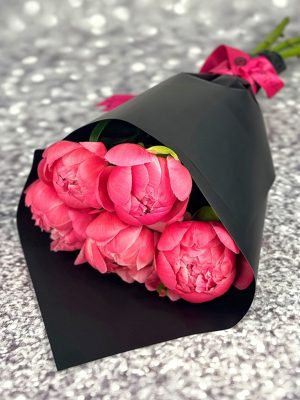 Buchet Cool Peonies cu 5 bujori Coral și verdeață elegantă – livrare flori Iași azalee.ro