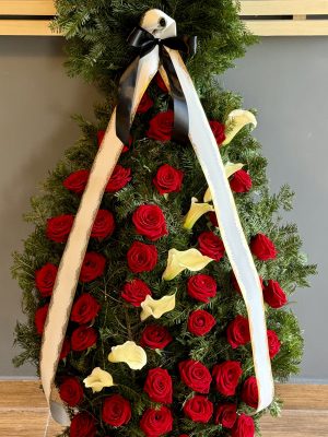 Coroană funerară cu trandafiri roșii și cale albe – coroane funerare Iași