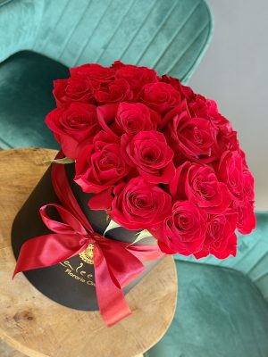 Douceur, aranjament cu trandafiri roșii în cutie rotundă, livrare flori Iași prin florărie online azalee.ro