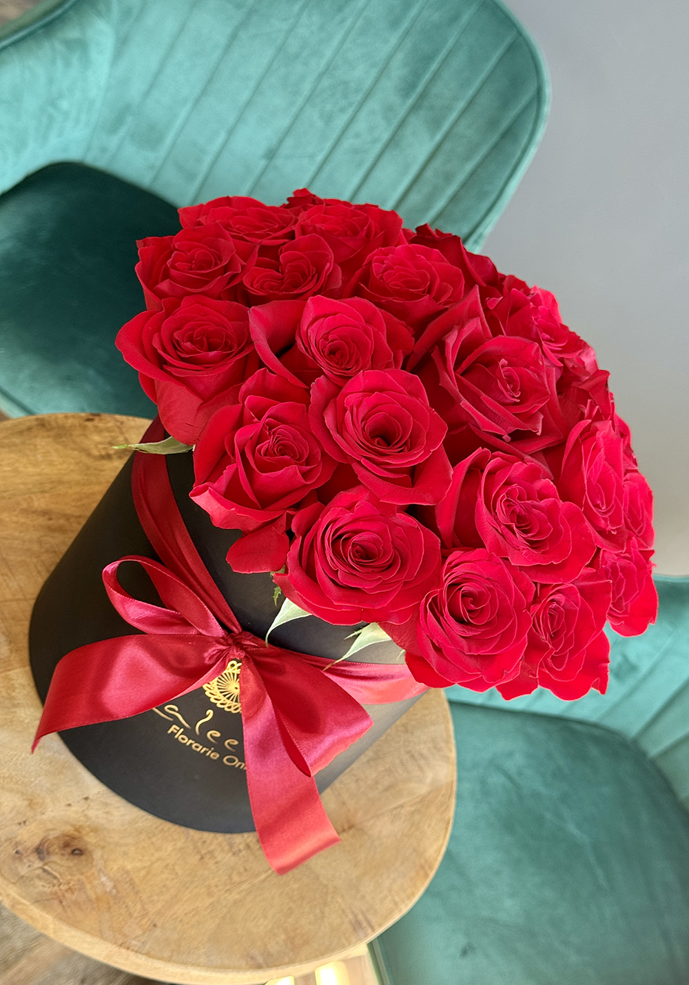 Douceur, aranjament cu trandafiri roșii în cutie rotundă, livrare flori Iași prin florărie online azalee.ro