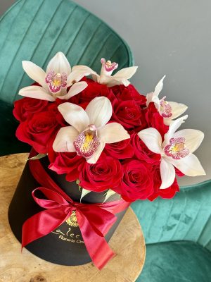 Aranjament „Elegance” cu trandafiri roșii și orhidee albă – livrare flori Iași prin azalee.ro