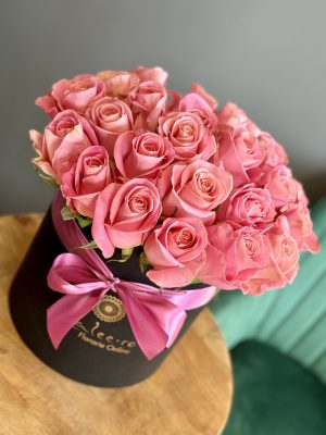 Emoție Suavă este un aranjament cu 25 sau 35 trandafiri roz, creat pentru momente romantice și elegante. Livrare flori Iași prin florărie online azalee.ro.