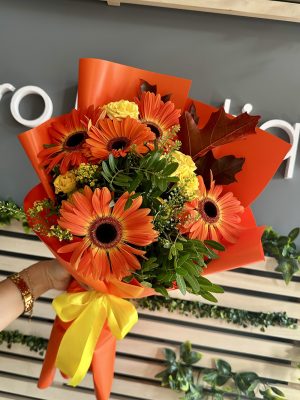 Firefly – buchet de toamnă cu gerbera portocalii și trandafiri galbeni, livrare flori Iași prin azalee.ro