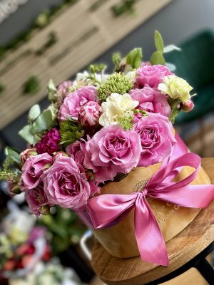 Aranjament Floral Joy cu miniroze și trandafiri roz – livrare flori Iași azalee.ro