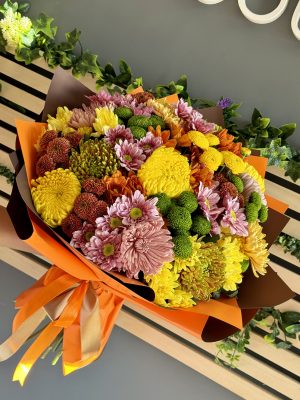 Buchet Floral Symphony cu crizanteme colorate – livrare flori Iași, azalee.ro