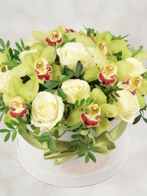 Aranjament floral Dazzling cu orhidee verzi și trandafiri albi în cutie rotundă, livrare flori Iași