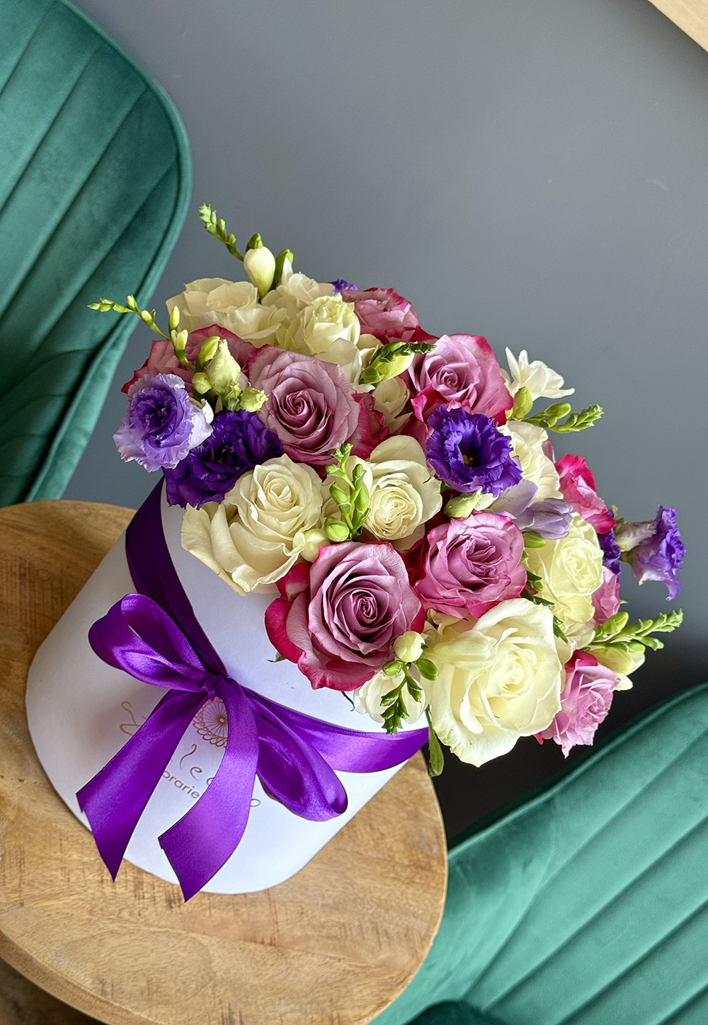 Aranjament Happiness cu eustoma mov, trandafiri și frezii, disponibil prin livrare flori Iași