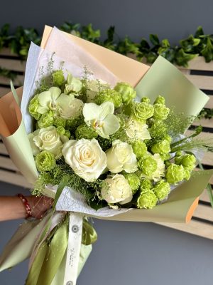 Buchet Hello cu trandafiri albi și orhidee azalee.ro - livrare flori Iași