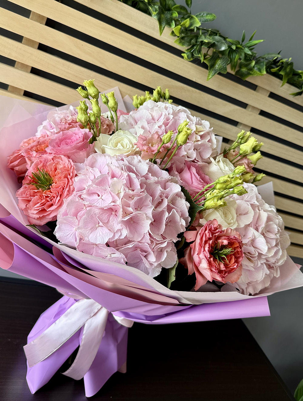 Buchet „Just Because” hortensie, trandafiri și eustoma roz-alb – livrare flori Iași azalee.ro