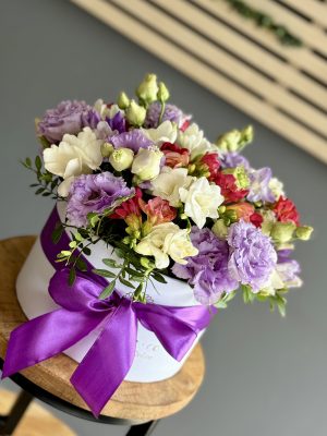 Aranjament floral cu 21 frezii colorate, eustoma albă și verdeață, livrare flori Iași – azalee.ro
