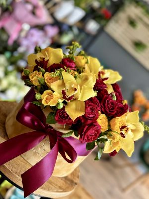 Aranjament Lemon Sorbet cu miniroze și orhidee cymbidium – livrare flori Iași azalee.ro
