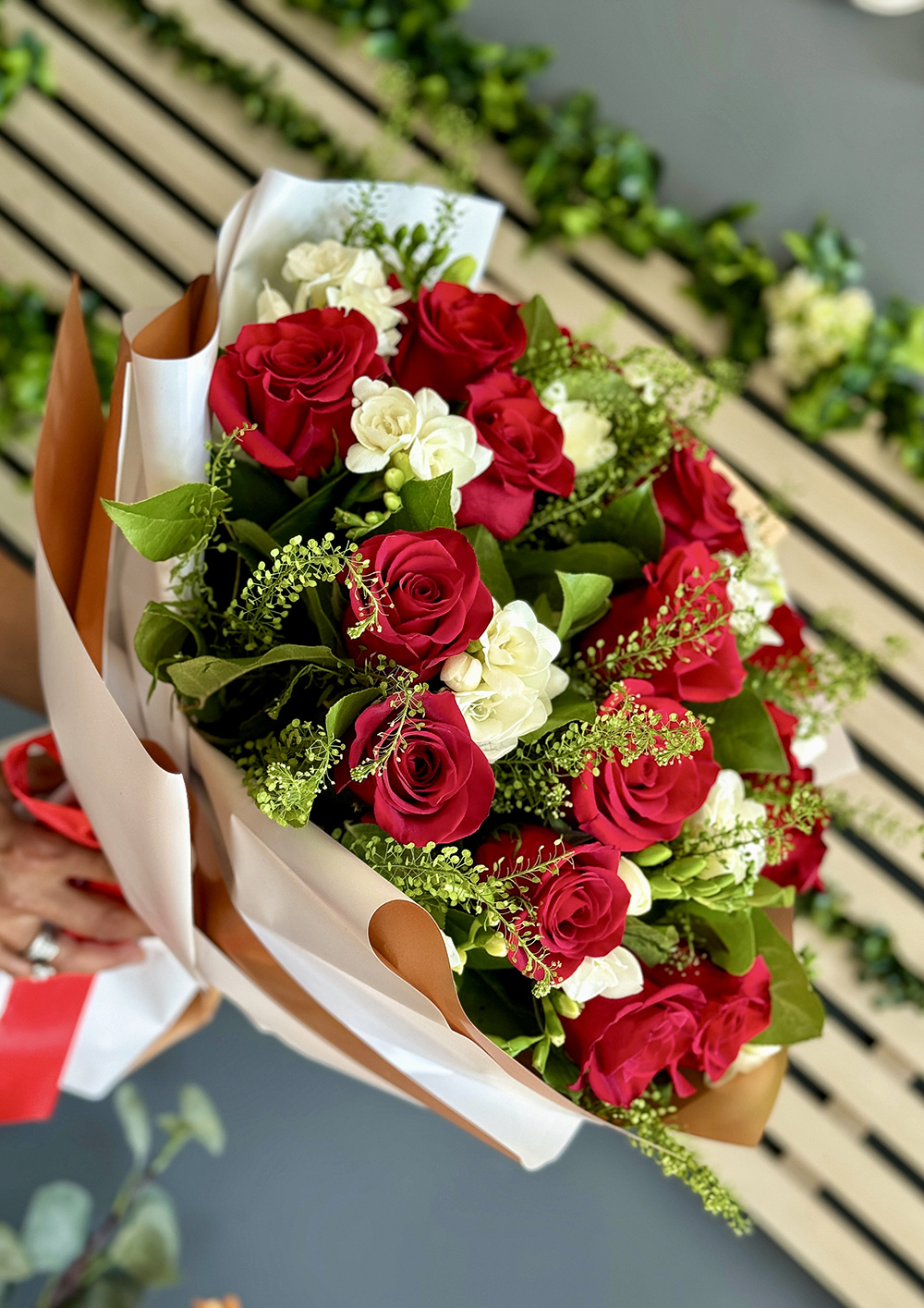 Buchet Momente cu 25 trandafiri roșii și frezii albe – florărie online Iași, livrare flori Iași rapidă