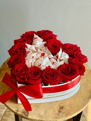 Aranjament „Love Story” cu trandafiri roșii și bomboane Raffaello – livrare flori Iași prin azalee.ro