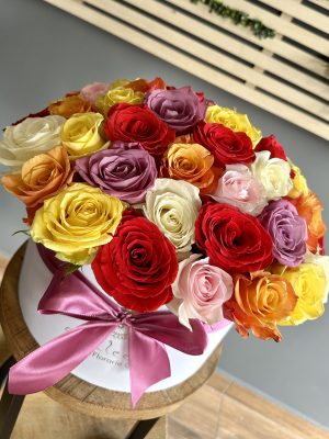Cutie Ode a la Rose cu 35 trandafiri multicolori, livrare flori Iași prin azalee.ro