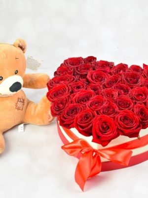 Aranjament Love cu 33 trandafiri roșii și ursuleț de pluș, disponibil prin livrare flori Iași