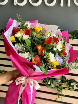 Buchet Parfum cu frezii multicolore și salal, ambalat în hârtie roz – livrare flori Iași azalee.ro