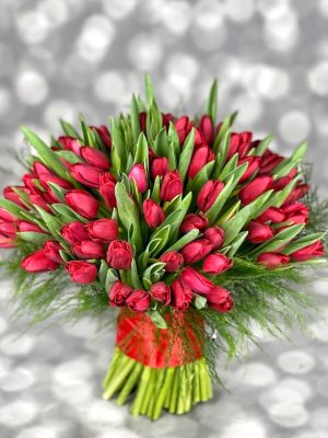 Buchet Red Love din lalele roșii, legat natural, realizat de florarie Iași azalee.ro