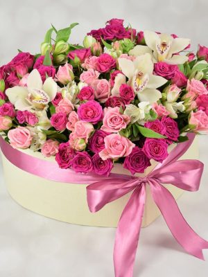 Aranjament floral Rose Mary în cutie inimă cu miniroze și orhidee, livrare flori Iași prin azalee.ro