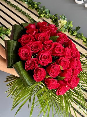 Seductie – buchet cu trandafiri roșii și verdeață elegantă | livrare flori Iași azalee.ro