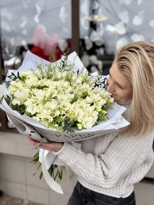 Buchet Simply You cu 101 frezii albe – livrare flori Iași rapidă de la azalee.ro