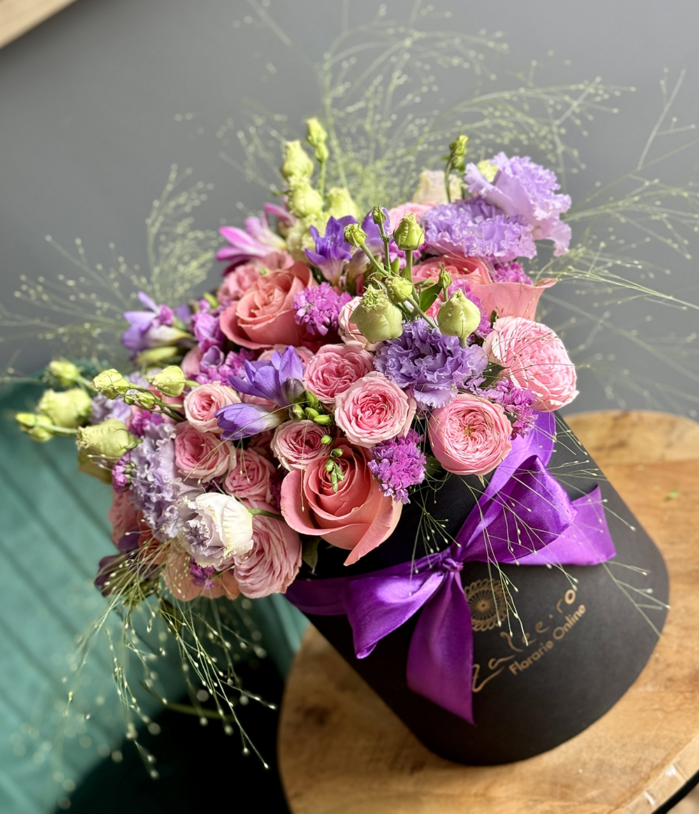 Cutie florală „Sublime” cu trandafiri, frezii și eustoma pastel – livrare flori Iași