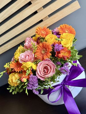 Aranjament Vibrații cu frezii, gerbera și trandafiri – livrare flori Iași, azalee.ro