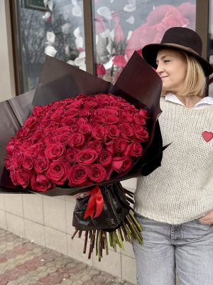 Buchet 101 trandafiri roșii proaspeți – florărie online Iași cu livrare flori Iași rapidă în 4 ore