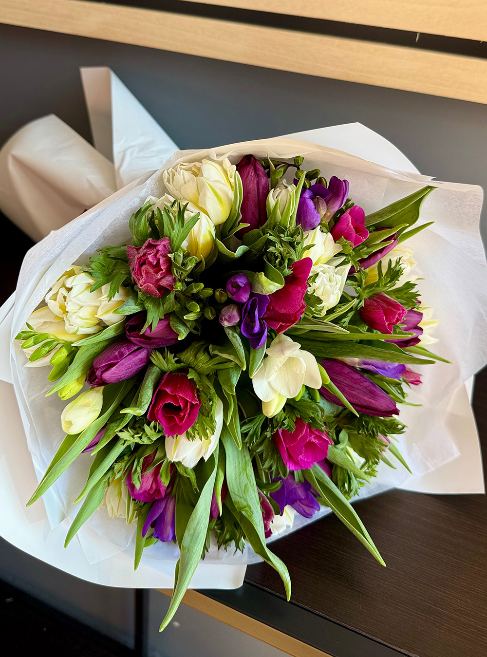 Buchet About You cu lalele, anemone și frezii în alb, mov și fucsia – livrare flori Iași azalee.ro