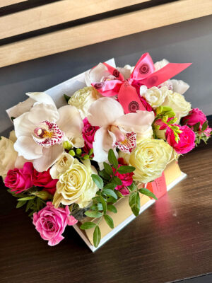 Book of Love cu trandafiri albi, miniroze roz și orhidee cymbidium, livrare flori Iași