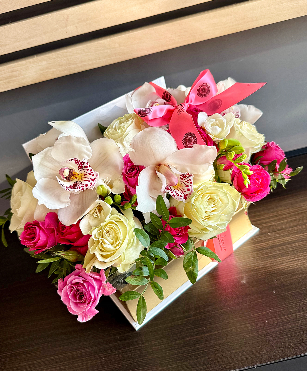 Book of Love cu trandafiri albi, miniroze roz și orhidee cymbidium, livrare flori Iași