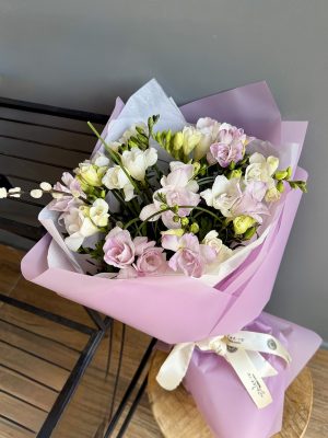 Buchet Dulce Zâmbet cu 15 frezii albe parfumate în ambalaj profesional cu folie și accente delicate