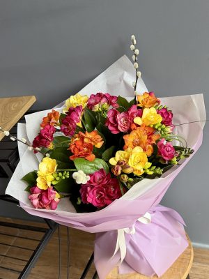 Buchet Mireasma cu frezii multicolore parfumate, ambalat elegant în roz pal, realizat de azalee.ro, florarie Iași