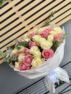 Buchet Blossom & Bliss cu 45 de trandafiri albi și roz cu eucalipt în ambalaj alb cu panglică albă din satin