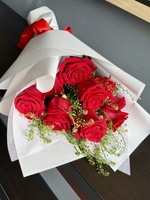 Buchet Mon Amour cu 9 trandafiri roșii, livrare flori Iași