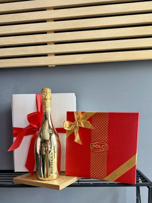 "Gold & Chocolate" cadouri iasi cu sticlă Bottega Gold și cutie de praline Bolci, ambalate elegant, azalee.ro, livrare flori Iași