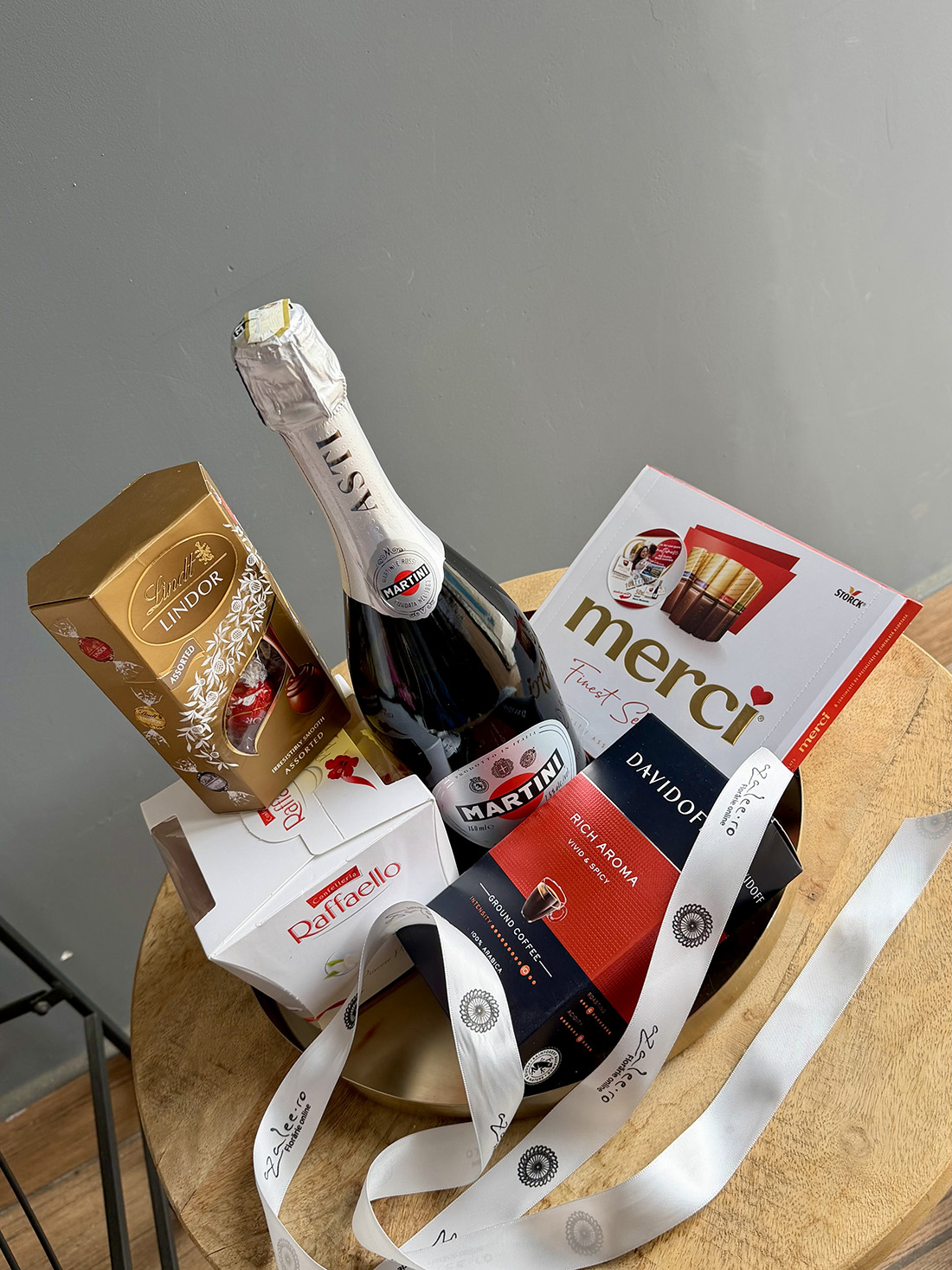 Cadou "Coș Martini" cu sticlă Asti Martini, cafea Davidoff, praline Lindor, ciocolată Merci și bomboane Raffaello