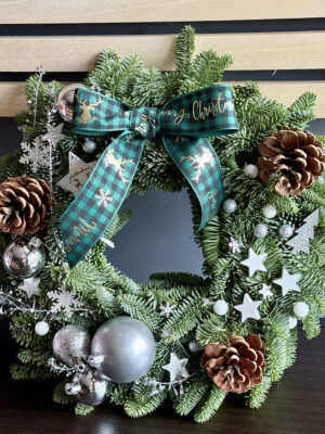 Coroană Crăciun Christmas Bow cu brad natural, fundă verde și ornamente – livrare în Iași azalee.ro