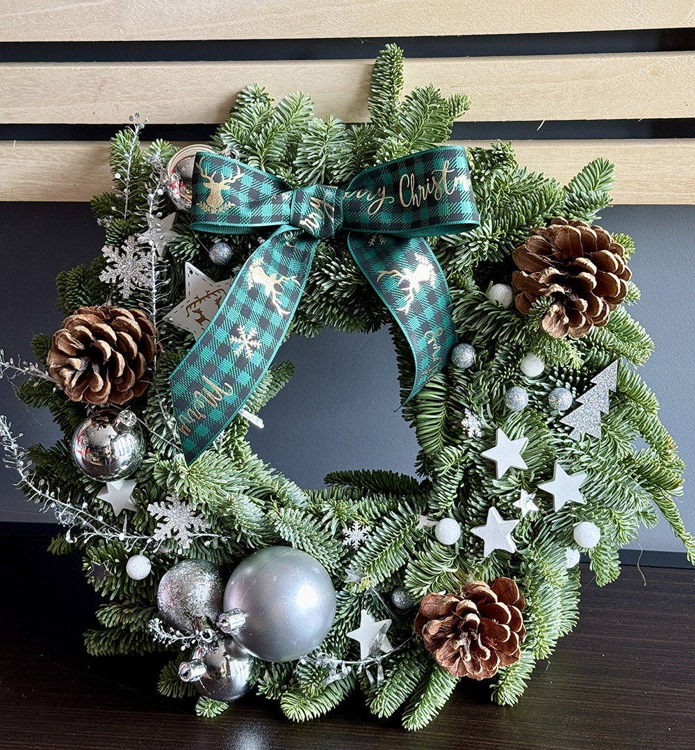 Coroană Crăciun Christmas Bow cu brad natural, fundă verde și ornamente – livrare în Iași azalee.ro