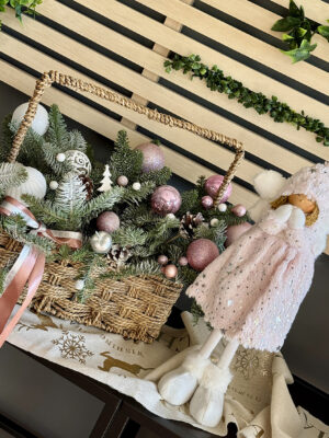 Aranjament Christmas Celebrations cu brad, globuri pastel și coș rustic – livrare Crăciun Iași azalee.ro